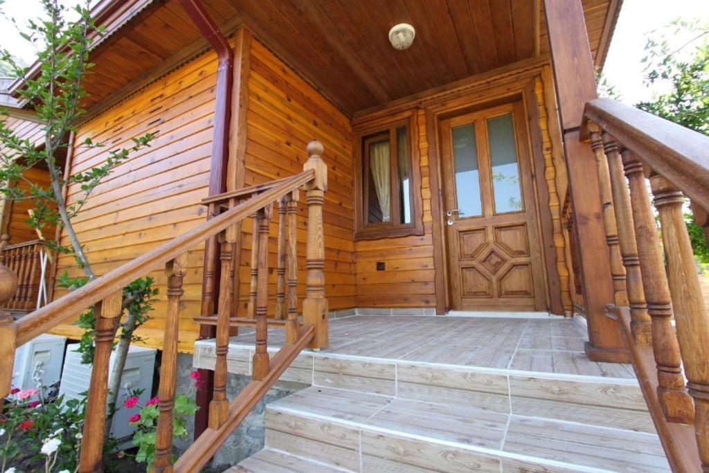 Elly's Gazde/Camere de închiriat
